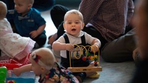 Der kleine Prinz George hat sichtlich Spaß bei einer Krabbel-Party mit gleichaltrigen Kindern in Wellington. Foto: dpa