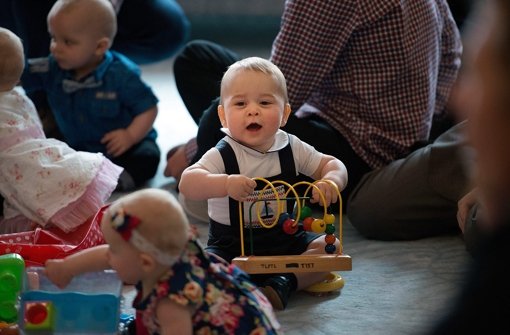 Der kleine Prinz George hat sichtlich Spaß bei einer Krabbel-Party mit gleichaltrigen Kindern in Wellington. Foto: dpa