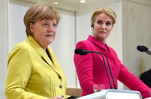 Bundeskanzlerin Angela Merkel (links) bei ihrem Dänemark-Besuch neben Ministerpräsidentin Helle Thorning-Schmidt auf Schloss Marienborg in der Nähe von Kopenhagen. Foto: dpa