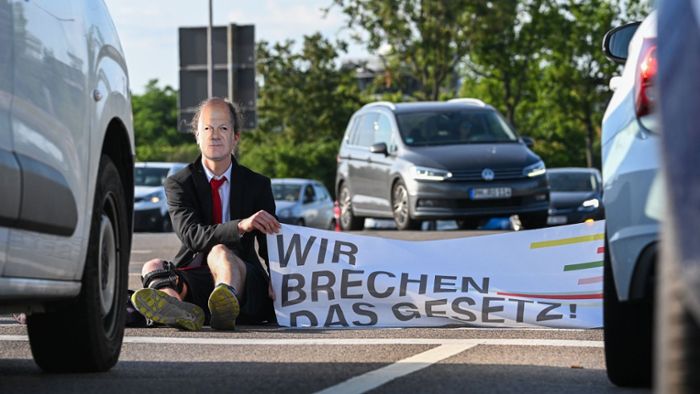 Maskierte Klimaaktivisten blockieren Straßen in vielen Großstädten