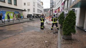 Durch den Wasserrohrbruch wurde die Straße offenbar beschädigt. Foto: Andreas Rosar /Fotoagentur-Stuttgart