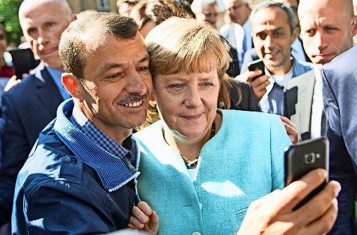 Dieses  Selfie der Kanzlerin mit einem Flüchtling in Berlin ging  im Sommer 2015   um die Welt. Im Bürgerkriegsland Syrien ist Merkel wegen ihrer Asylpolitik sehr beliebt. Foto: dpa