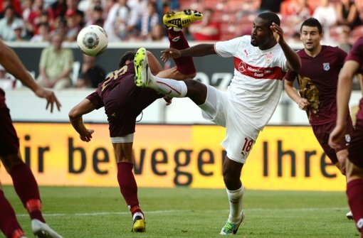 VfB-Profi Cacau (Mitte) hofft auf ein baldiges Comeback im Trikot mit dem Brustring Foto: dpa