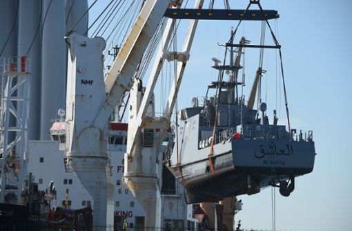 Ein von der Bremer Lürssen-Werft gebautes Küstenschutzboot für Saudi-Arabien wird auf ein Transportschiff verladen. Foto: dpa