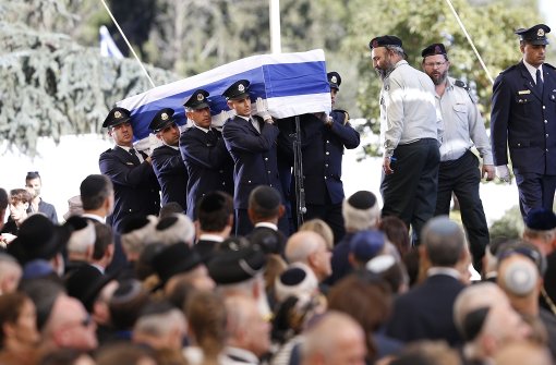Die Knessetgarde trägt Shimon Peres’ Sarg auf den Friedhof am Jerusalemer Herzlberg Foto: AP
