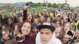Der 16-jährige YouTuber und Facebooker Justin Schmidt, umringt von weiblichen Fans am Stuttgarter Schlossplatz. Foto: Instagram/Screenshot SIR