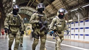 Kampf gegen Terroristen: Polizisten der Grenzschutzgruppe (GSG) 9 trainieren den Ernstfall am Frankfurt Flughafen. Foto: picture alliance/Roessler