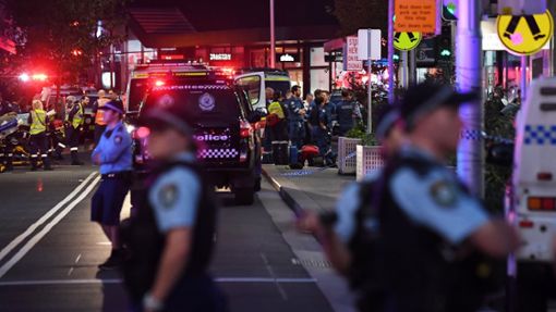 Rettungskräfte sind an der Bondi Junction zu sehen, nachdem mehrere Menschen in dem Einkaufszentrum in Sydney niedergestochen wurden. Foto: Steven Saphore/AAP/dpa