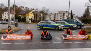 Die Letzte Generation bei einer Straßenblockade in Reutlingen im vergangenen Jahr: Darunter auch Jana Krämer, Spitzenkandidatin der Klimaliste Tübingen (Zweite von links). Foto: imago/Eibner/Dimitri Drofit