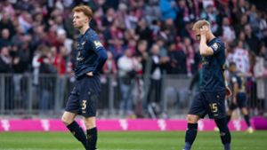 Die Mainzer Sepp van den Berg (l) und Andreas Hanche-Olsen sind nach der Klatsche beim FC Bayern enttäuscht. Foto: Sven Hoppe/dpa