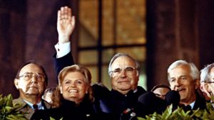3. Oktober 1990: Helmut Kohl, der  „Kanzler der Einheit“, feiert mit seiner Frau Hannelore, Außenminister Hans-Dietrich Genscher (li.) und Bundespräsident Richard von Weizsäcker in Berlin die Wiedervereinigung. Foto: dpa