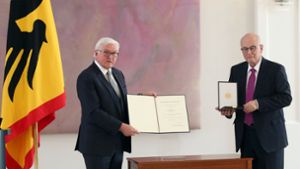 Volker Kauder (rechts) erhält das Bundesverdienstkreuz. Foto: dpa/Wolfgang Kumm