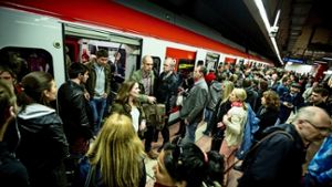 Die Pendler drängen zu den Hauptverkehrszeiten in die Bahn Foto: Lichtgut/Leif Piechowski