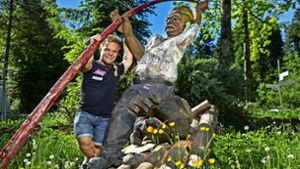 Niko Kappel und „sein“ Kunstwerk Der Flößer von Hansjörg Palm, das auf dem Parkplatz bei der Laufenmühle steht. Foto: Frank Eppler
