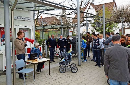 Auktionator Timo Koch (links) brachte bei der Versteigerung fast alle Vehikel unter die Leute. Lediglich ein Kinderwagen fand keine Interessenten. Foto: Otto-H. Häusser