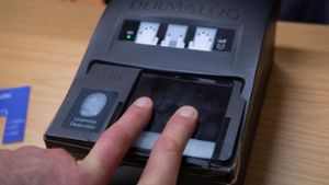 Gängige Praxis: Für einen Personalausweis werden Fingerabdrücke gescannt. Foto: Paul Zinken/dpa