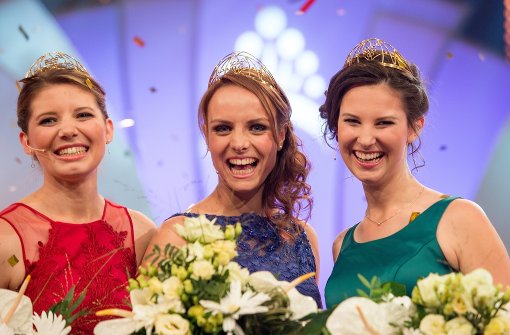 Lena Endesfelder (Mitte) ist die neue Weinkönigin. An ihrer Seite sind die Prinzessinnen Mara Walz aus Württemberg (ganz links) und Christina Schneider aus Franken. Foto: dpa