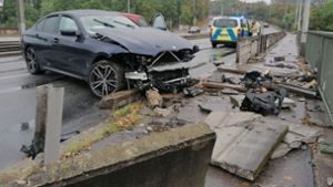 Der BMW-Fahrer krachte in eine Fahrbahnbegrenzung. Foto: Andreas Rosar Fotoagentur-Stuttgart