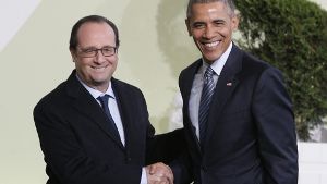 Der französische Präsident François Hollande begrüßt US-Präsident Barack Obama auf dem UN-Klimagipfel in Paris. Foto: DPA