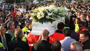 Der Sarg der 15-jährigen Sarah wird bei ihrer Beerdigung in Avetrana durch die Menge getragen. Foto: AP