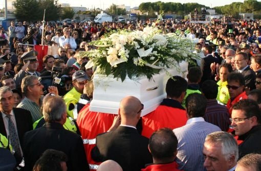 Der Sarg der 15-jährigen Sarah wird bei ihrer Beerdigung in Avetrana durch die Menge getragen. Foto: AP