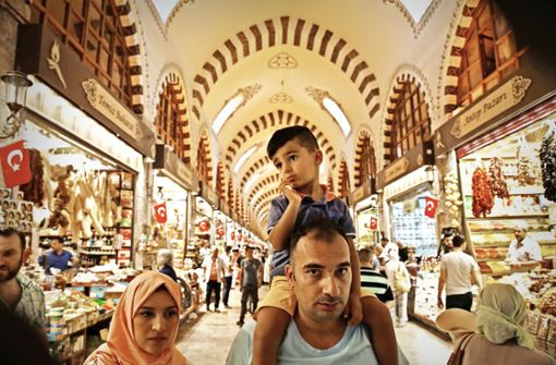 Große Augen, kleine Taschen: Die Konsumlust der Türken ist durch die Krise stark getrübt. Foto: AP