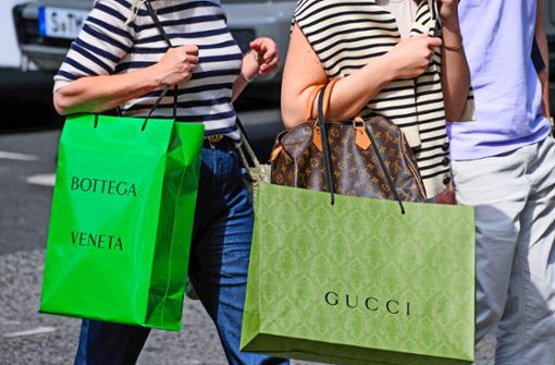 Italienische Mode verkauft sich weiterhin gut, auch wenn die Marken längst ausländischen Konzernen gehören. Foto: imago/Michael Gstettenbauer