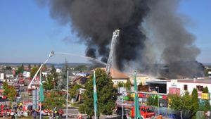 In Holzgerlingen im Kreis Böblingen ist eine Lagerhalle in Brand geraten. Foto: Andreas Rosar Fotoagentur-Stuttgart