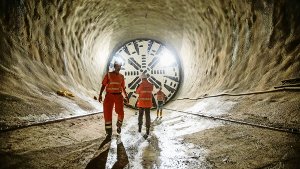 Wirkt bedrohlich, ist aber nur ein Tunnelbohrer: Bauleiter Robert Pechhacker (vorne) überwacht, wie sich Fräse Suse Stück für Stück in den Fildertunnel Foto: Leif Piechowski