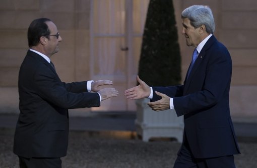 Der französische Präsident Francois Hollande begrüßt US-Außenminister John Kerry in Paris. Foto: EPA