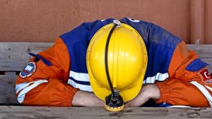 Ein erschöpfter Bergarbeiter nach der Explosion in der türkischen Kohlegrube Soma. Nun soll die Frage nach der Schuld am Tod der Kumpel bei dem Grubenunglück festgestellt werden.  Foto: EPA