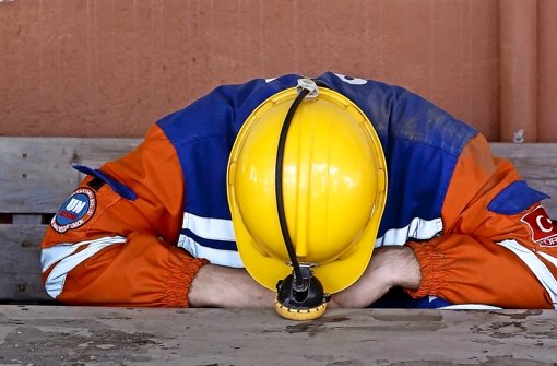 Ein erschöpfter Bergarbeiter nach der Explosion in der türkischen Kohlegrube Soma. Nun soll die Frage nach der Schuld am Tod der Kumpel bei dem Grubenunglück festgestellt werden.  Foto: EPA