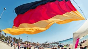 Eine deutsche Flagge weht auf Mallorca. Foto: dpa