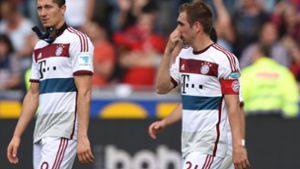 Ein seltener Anblick: Robert Lewandowski (links) und Philipp Lahm gehen nach der 2:1-Niederlage im Mai 2015 gegen Freiburg enttäuscht vom Platz. Foto: dpa
