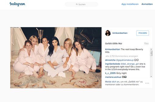 Kim Kardashian zeiht stolz ihren Babybauch inmitten ihrer Freundinnen. Foto: Instagram