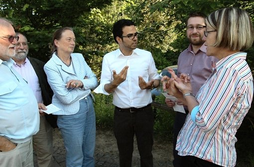 Angelika Brautmaier (1. von rechts) und Nicolas Schäfstoß (3. von rechts) diskutieren über die Mietpreis-Problematik. Foto: Georg Linsenmann