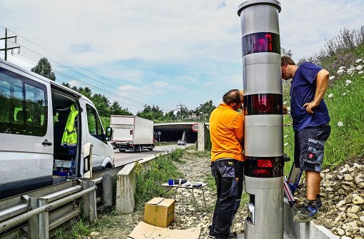 Anfang Juli sind die Blitzersäulen vor dem Eislinger Heimttunnel aufgestellt worden. ­In gut zwei Monaten wurden mehr als 17 000 Tempoverstöße registriert. Foto: SDMG/Archiv