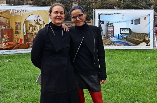 Petra Weimer (links) und Roxana Naranjo-Gamarra haben die Ausstellung Interkulturfotoart geplant und umgesetzt. Foto: Nina Ayerle
