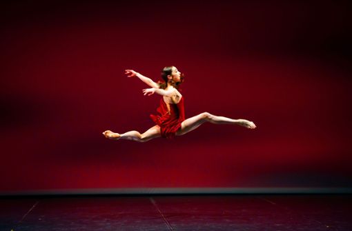 Wenn Buschfeuer lodern:  Alice McArthur tanzt das von ihr choreografierte Solo „Ember“. Foto: Roman Novitzky/RN