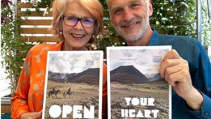 Sigrid Klausmann und Walter Sittler werben für ihr Buch „Open Your Heart“. Foto: Klausmann/Sittler