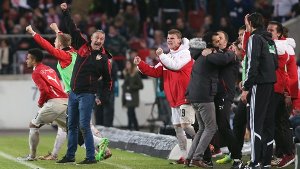Jubel mit Fleck am Knie: VfB-Trainer Kramny ging nach dem Sieg gegen den HSV in die Knie. (Archivfoto) Foto: Pressefoto Baumann