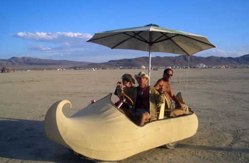 Das Burning-Man-Festival in Nevada: Autos, umgebaut zu Kunstwerken und Tempeln, den „Art Cars“, sind eine Besonderheit des eigentlich autofreien Festivals Foto: dpa