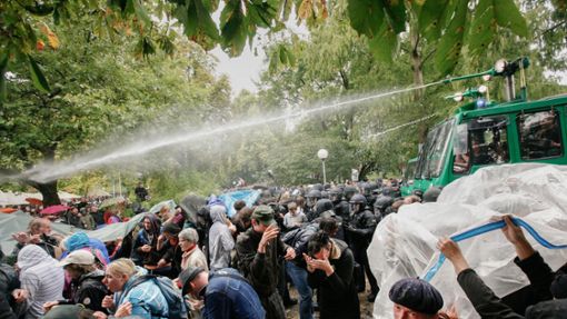 Wasserwerfer gegen S-21- Demonstranten: Der 30. September 2010 hat sich als Schwarzer Donnerstag ins kollektive  Gedächtnis der Stadt eingebrannt. Foto: /Michael Steinert