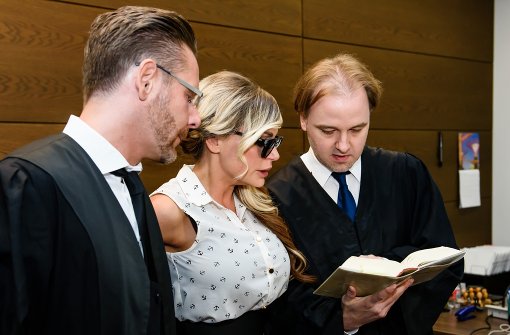 Gina-Lisa Lohfink und ihre Verteidiger Christian Simonis und Burkhard Benecken vor Gericht. Foto: Getty Images Europe