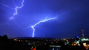 Zahlreiche Blitze erhellten am Freitagabend den Himmel über Stuttgart. Klicken Sie sich durch unsere Bildergalerie. Foto: Andreas Rosar Fotoagentur-Stuttgart