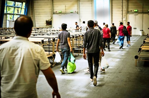 Am 14. August  2015, also vor genau einem Jahr: Die ersten Flüchtlinge ziehen vorübergehend in eine  Nebenhalle der Schleyerhalle ein. Foto: Lichtgut/Max Kovalenko