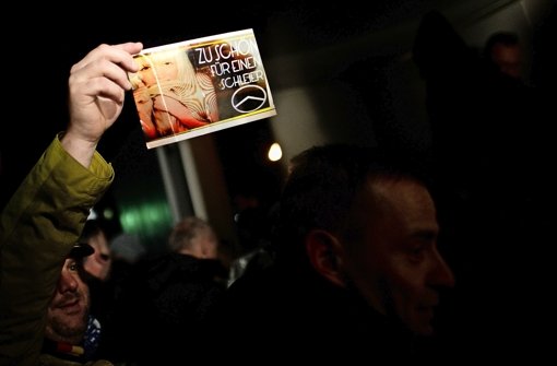 Protest gegen Burka: „Zu schön für einen Schleier“ steht auf einem Foto, das ein Teilnehmer einer Demonstration in Dresden in die Höhe hält  Foto: dpa