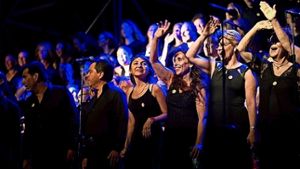 Bei den beiden Konzerten in Santiago standen mehr als 200 Sängerinnen und Sänger auf der Bühne und hatten beim Singen und Tanzen viel Spaß mit ihrem Publikum Foto: privat