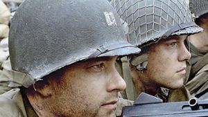 Tom Hanks (li.) mit Matt Damon in Steven Spielbergs Weltkriegs-Thriller „Der Soldat James Ryan“ (1998), der auf Blu-Ray und DVD erhältlich ist - nun wird in Stuttgart mitgewerkelt Foto: © 2014 by Paramount Pictures