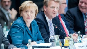 Bundeskanzlerin Angela Merkel und Kanzleramtschef Ronald Pofalla (beide CDU) bei den Koalitionsverhandlungen. Foto: dpa